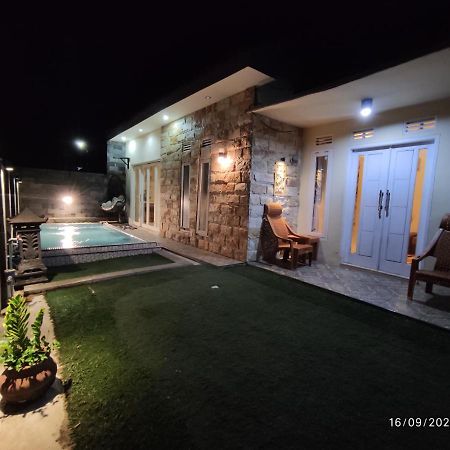 فيلا Puncak Pinus And Pool باتو المظهر الخارجي الصورة