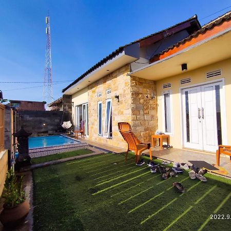 فيلا Puncak Pinus And Pool باتو المظهر الخارجي الصورة