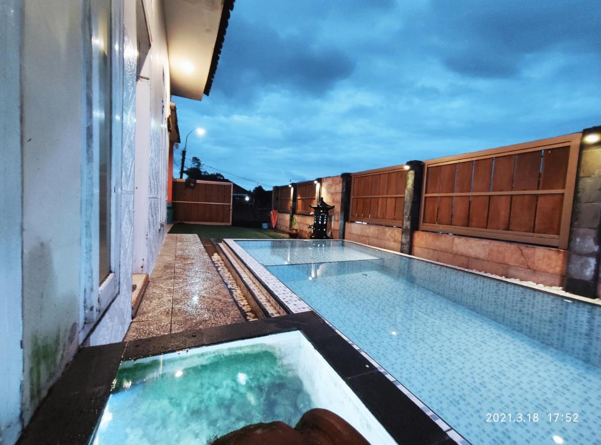فيلا Puncak Pinus And Pool باتو المظهر الخارجي الصورة