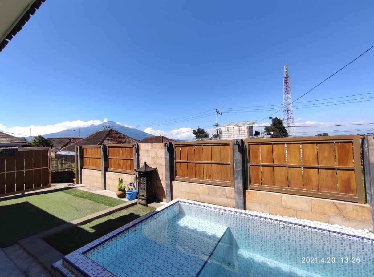 فيلا Puncak Pinus And Pool باتو المظهر الخارجي الصورة