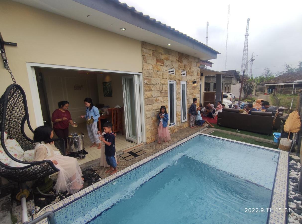 فيلا Puncak Pinus And Pool باتو المظهر الخارجي الصورة